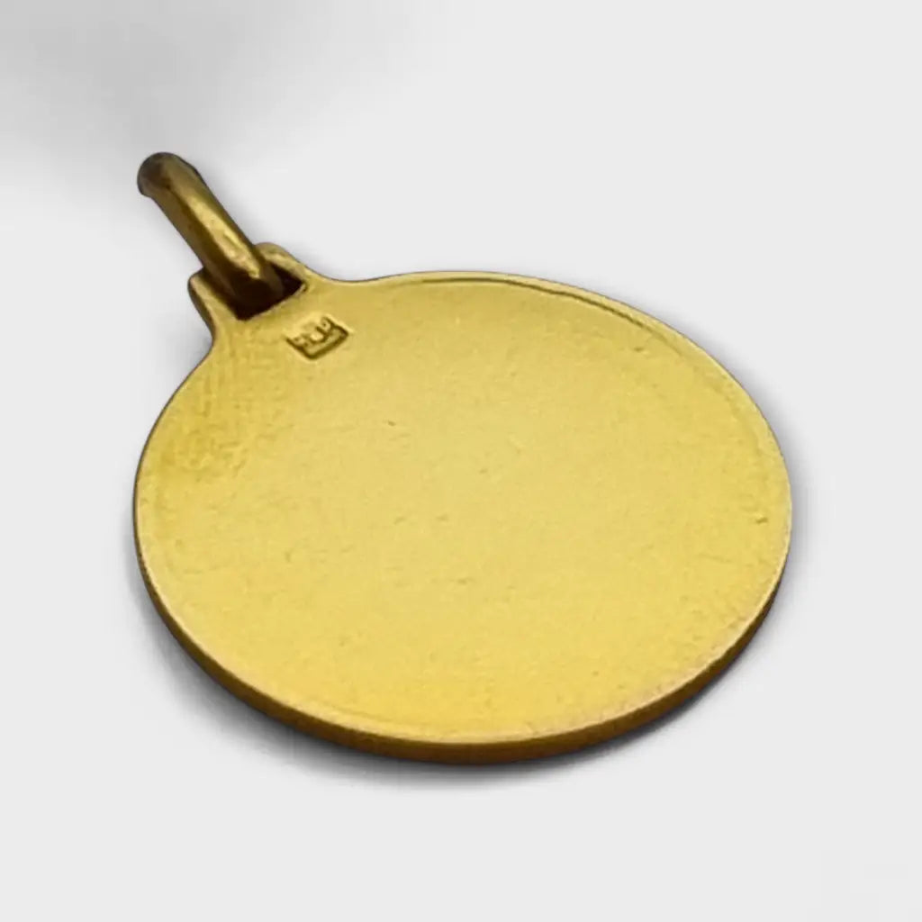 Medalla religiosa esmaltada con Virgen y esmalte rojo estilo vitrales en metal