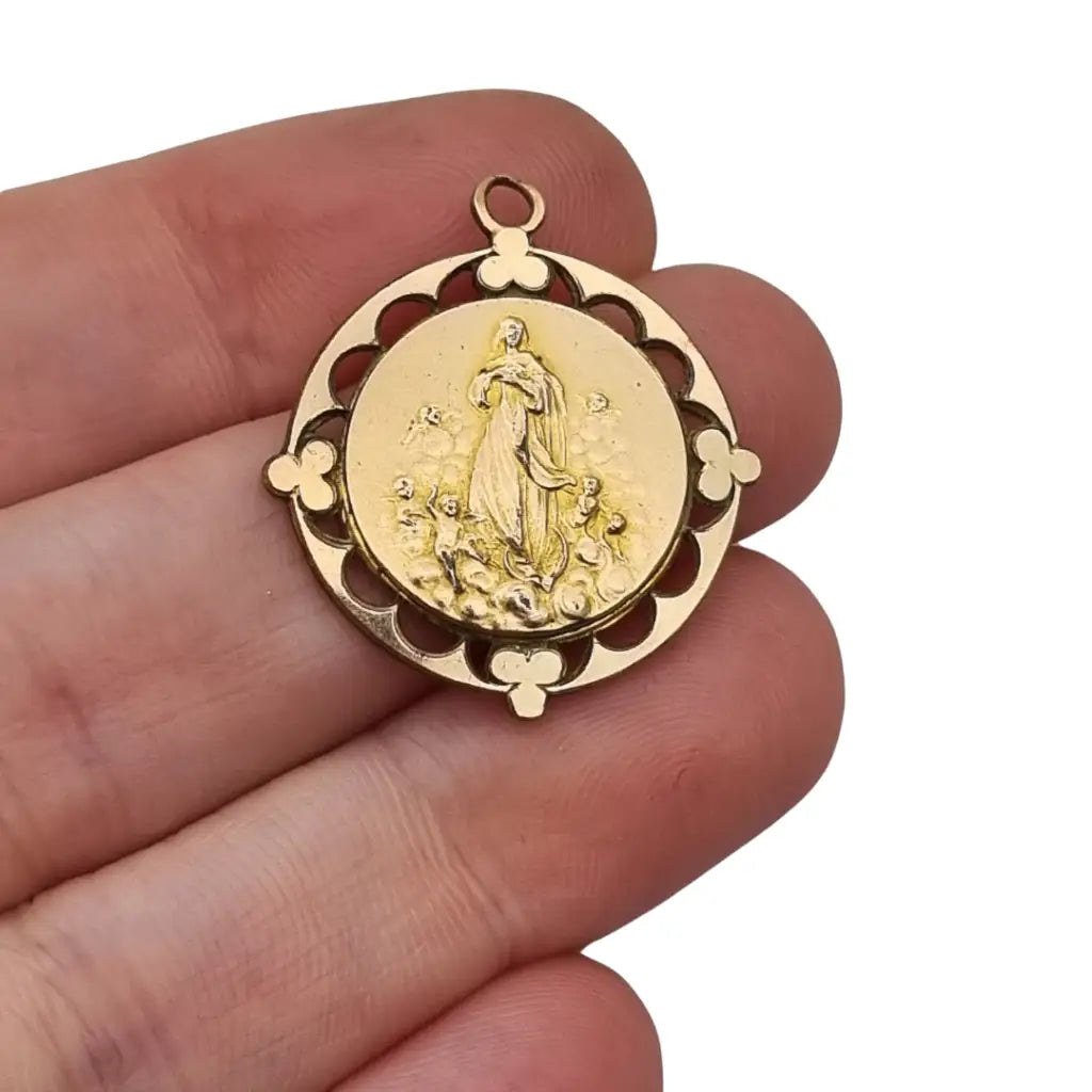 Medalla religiosa de oro diseño art nouveau la Virgen con ángeles 1921.