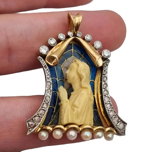 Medalla Virgen Art Nouveau esmaltada en oro de 18k con diamantes y perlas