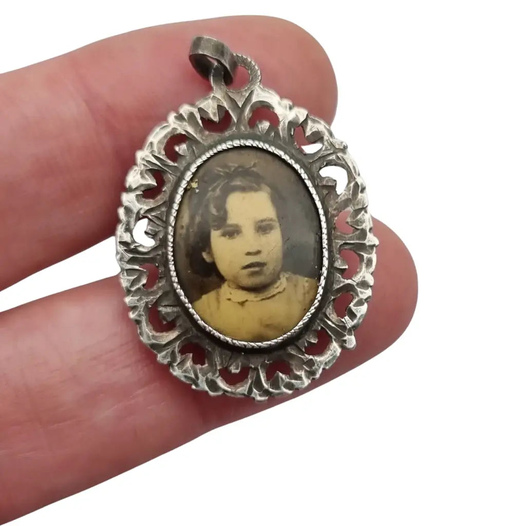 Medallas antigua con retratos de plata calada formato ovalado estilo