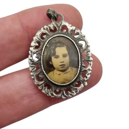 Medallas antigua con retratos de plata calada formato ovalado estilo