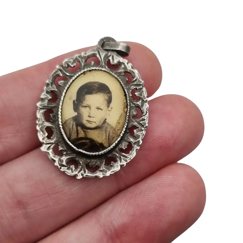 Medallas antigua con retratos de plata calada formato ovalado estilo