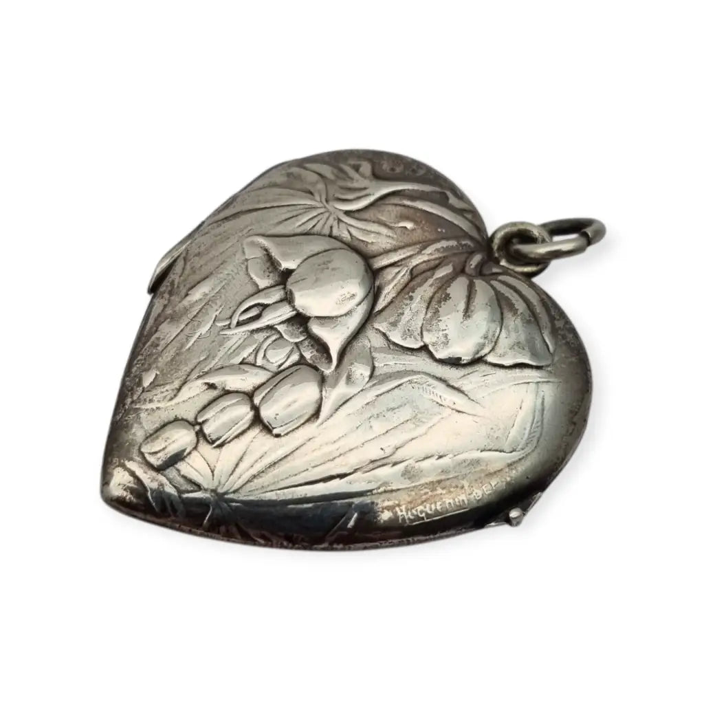 Medallón antiguo de plata en forma corazón con flores relieve • Art