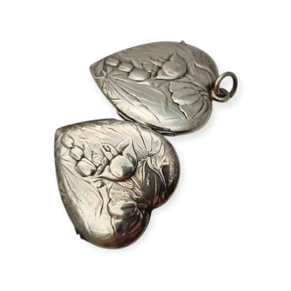 Medallón antiguo de plata en forma corazón con flores relieve • Art