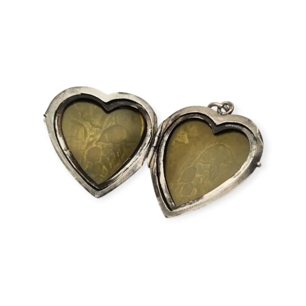 Medallón antiguo de plata en forma corazón con flores relieve • Art