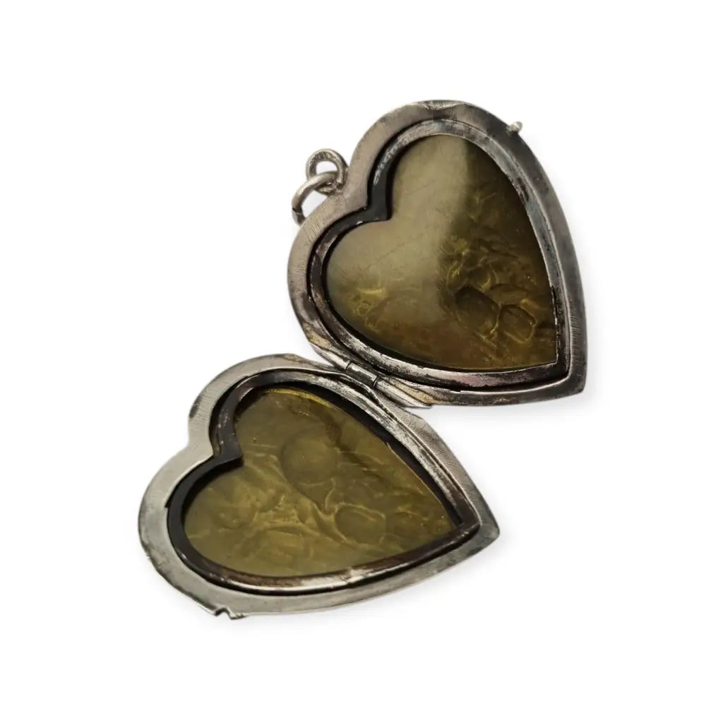 Medallón antiguo de plata en forma corazón con flores relieve • Art