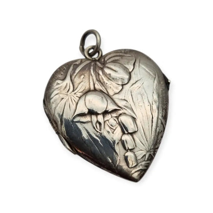 Medallón antiguo de plata en forma corazón con flores relieve • Art