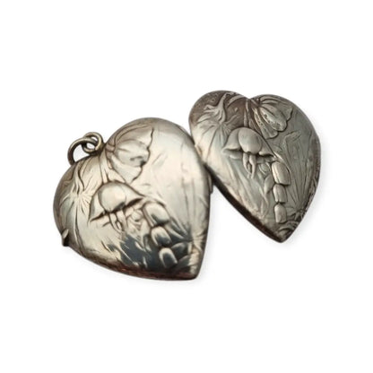 Medallón antiguo de plata en forma corazón con flores relieve • Art