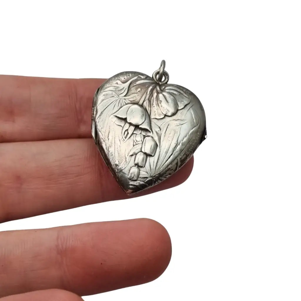 Medallón antiguo de plata en forma corazón con flores relieve • Art