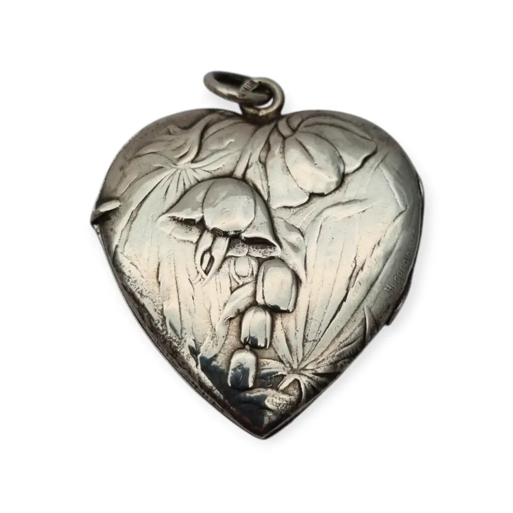 Medallón antiguo de plata en forma corazón con flores relieve • Art