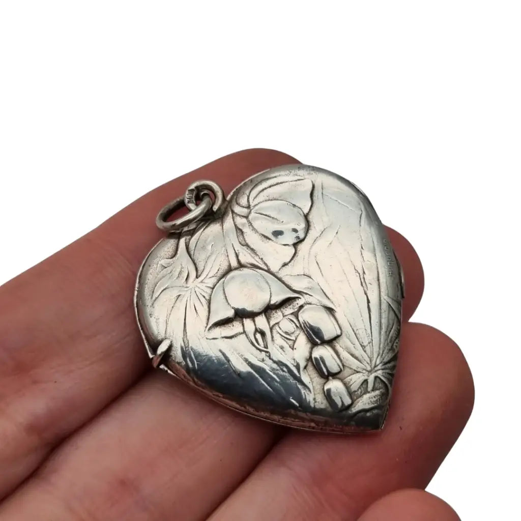 Medallón antiguo de plata en forma corazón con flores relieve • Art