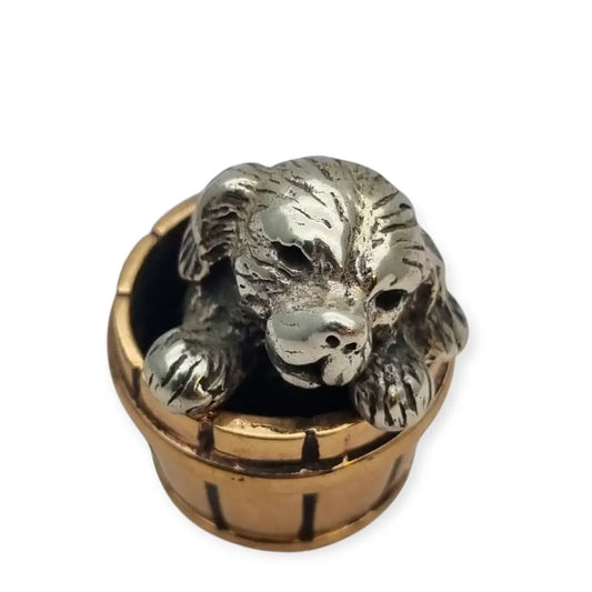Miniatura italiana vintage de plata 800 perro en un barril dorado. Artesanía