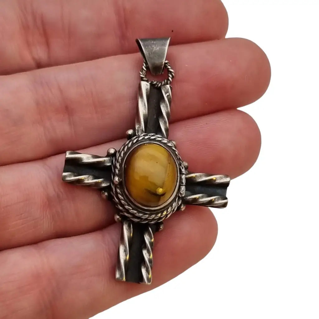 Colgante de cruz plata esterlina con ojo tigre joyería católica mexicana