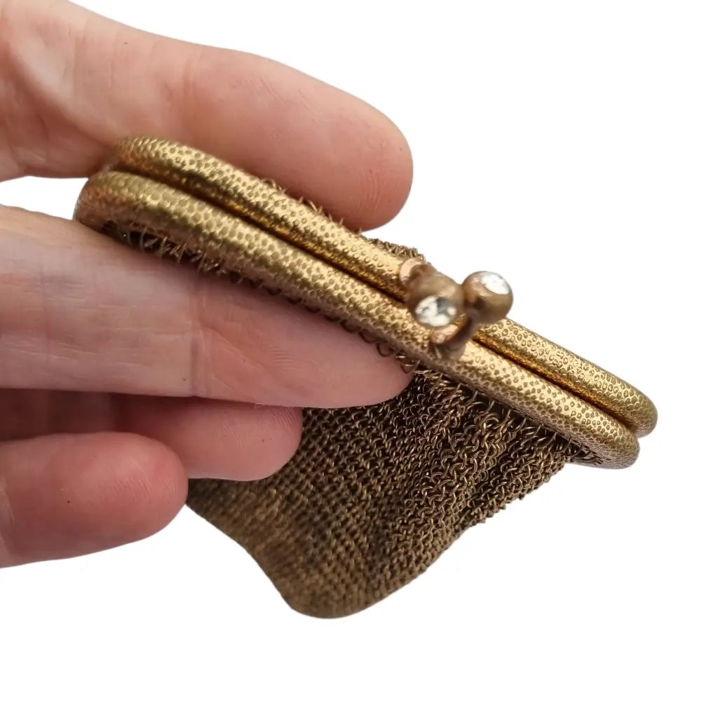 Monedero de malla dorada con cierre cristales y forro interior circa.