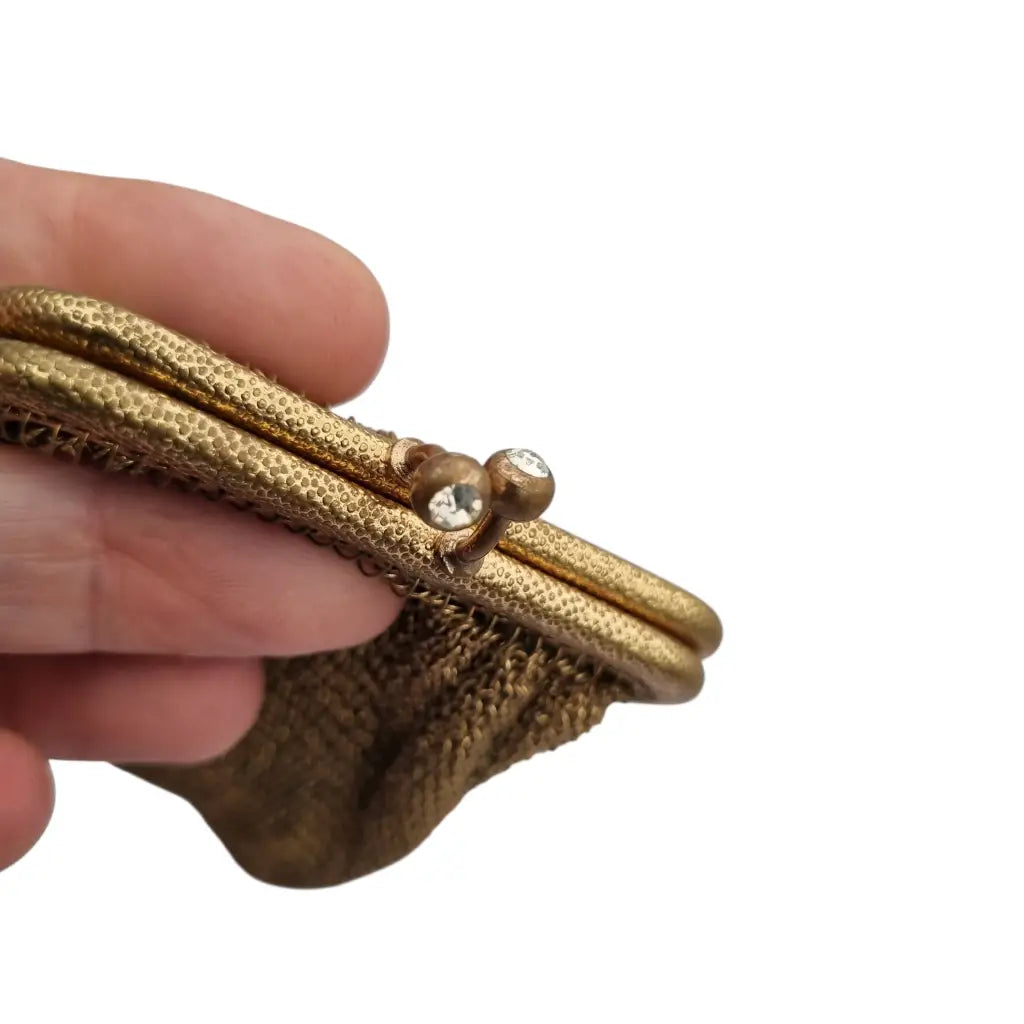 Monedero de malla dorada con cierre cristales y forro interior circa.