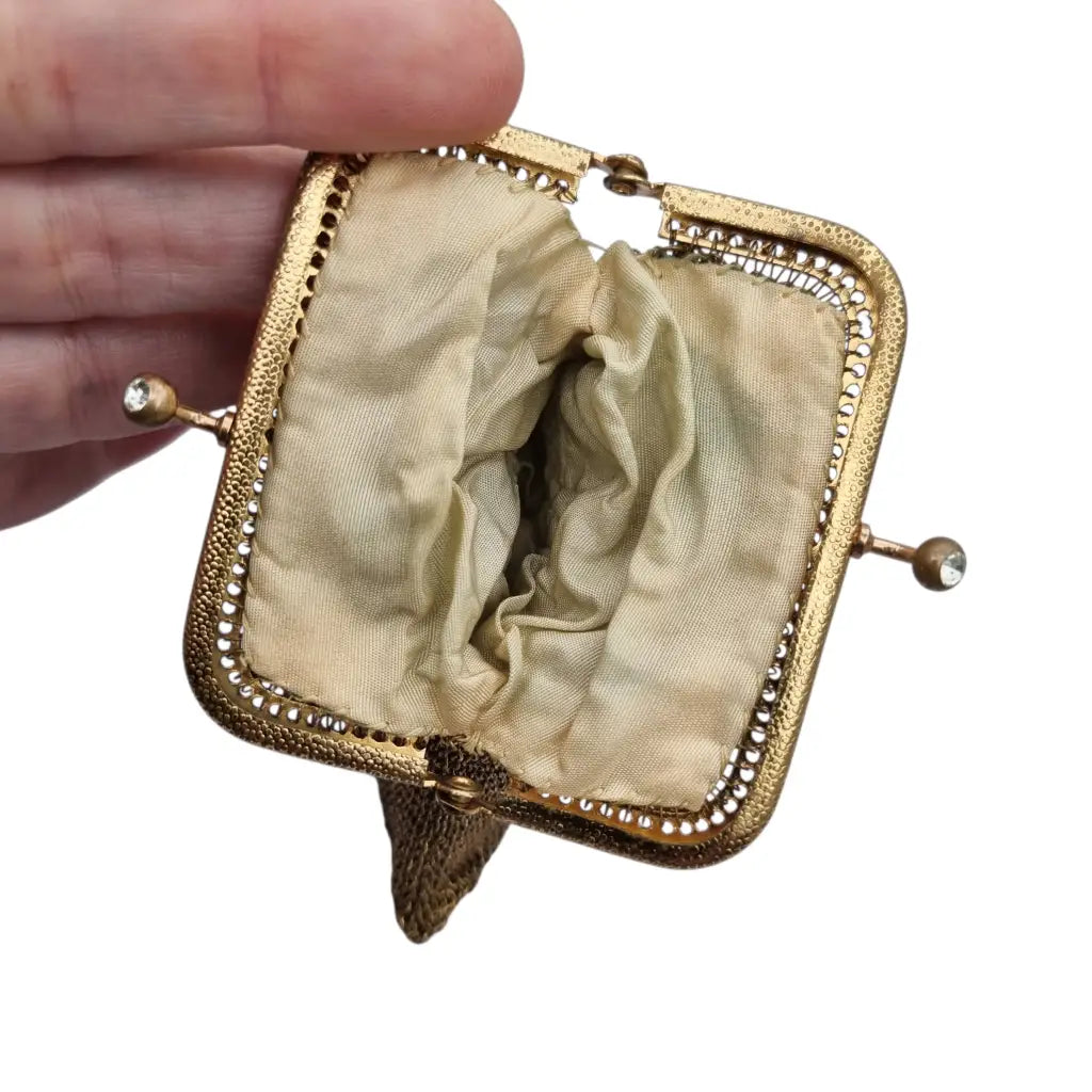 Monedero de malla dorada con cierre cristales y forro interior circa.