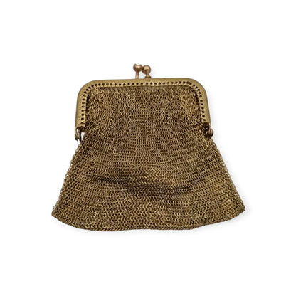 Monedero de malla dorada con cierre cristales y forro interior circa.