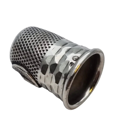 Dedal de colección dedal vintage troquelado en plata. Religioso. Costura