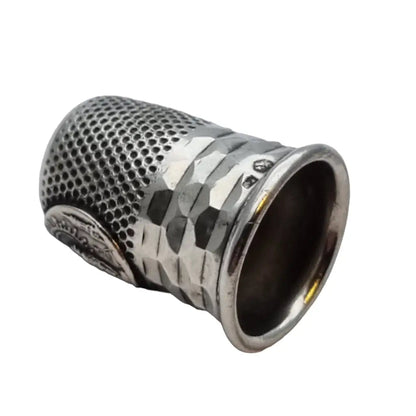 Dedal de colección dedal vintage troquelado en plata. Religioso. Costura