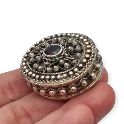 Pastillero de plata 925 decorado con filigrana y granate caja ovalada artesanal