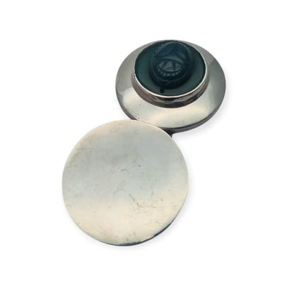 Pastillero vintage en plata con escarabajo tallado piedra verde años 70–80.