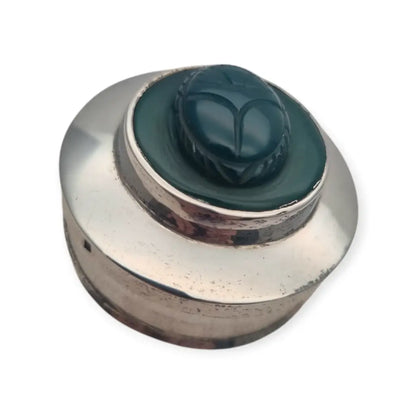 Pastillero vintage en plata con escarabajo tallado piedra verde años 70–80.