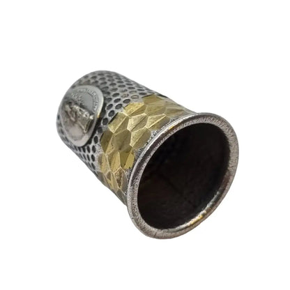 Dedal de colección dedal vintage troquelado en plata. Religioso. Costura