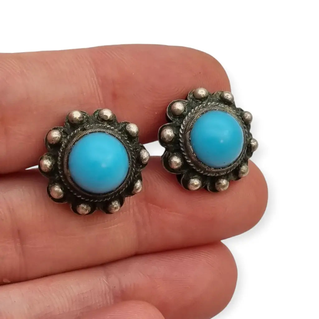 Pendientes vintage boho charro de plata con piedra azul central circa 1970.