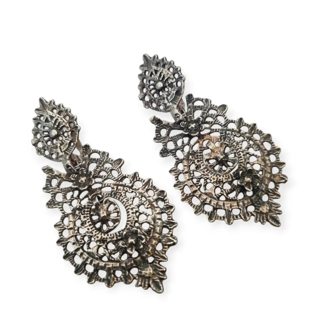 Pendientes antiguos de filigrana en plata con motivos florales estilo