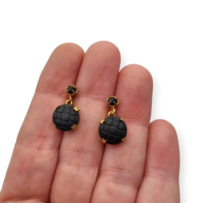 Pendientes antiguos de luto en metal dorado con detalles negro grabados