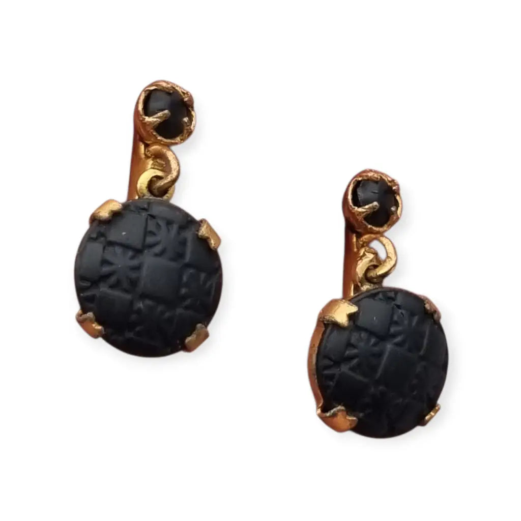 Pendientes antiguos de luto en metal dorado con detalles negro grabados