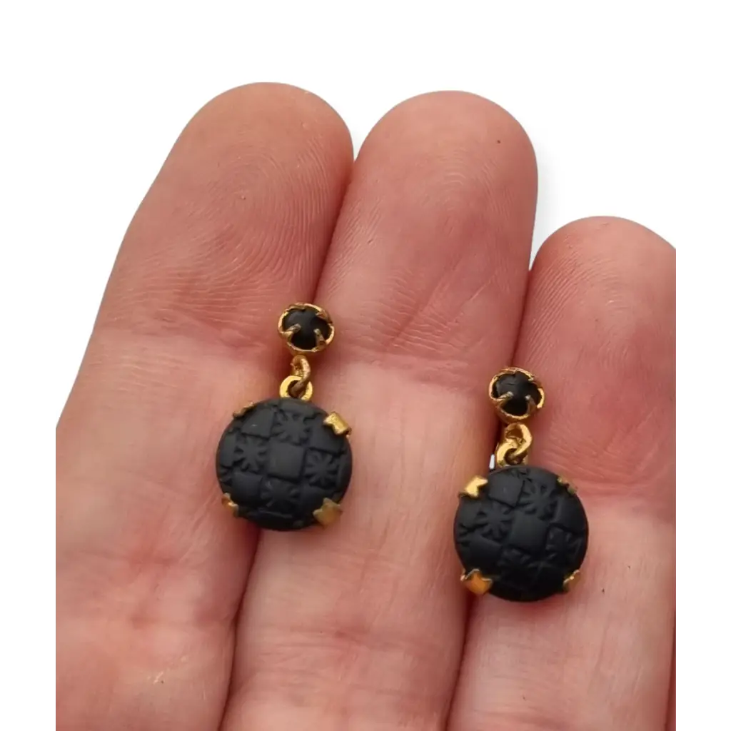 Pendientes antiguos de luto en metal dorado con detalles negro grabados