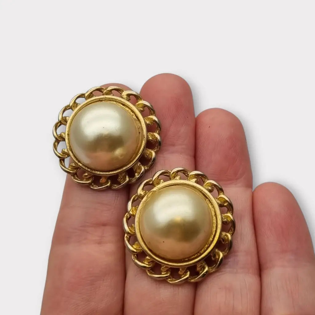 Pendientes de clip dorados con encaje calado para mujer perlas grandes.