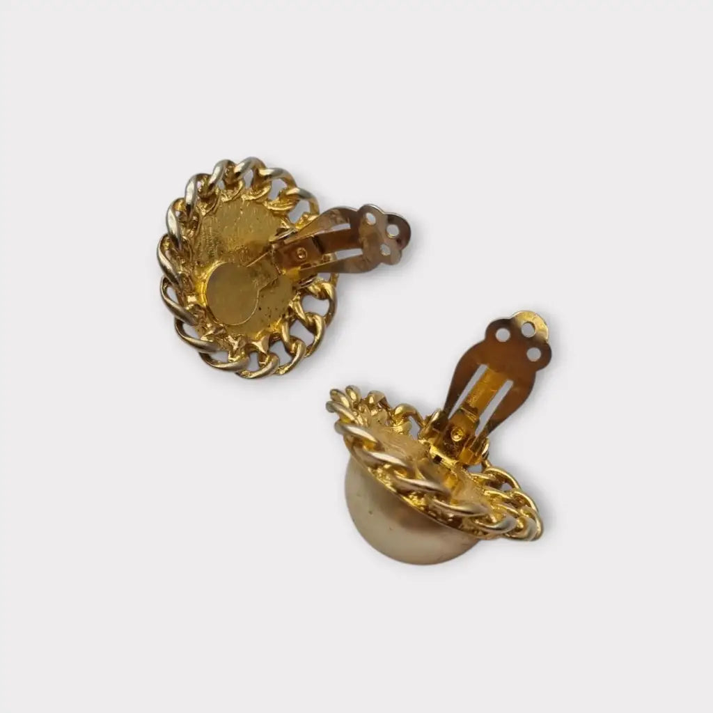 Pendientes de clip dorados con encaje calado para mujer perlas grandes.
