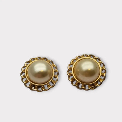 Pendientes de clip dorados con encaje calado para mujer perlas grandes.