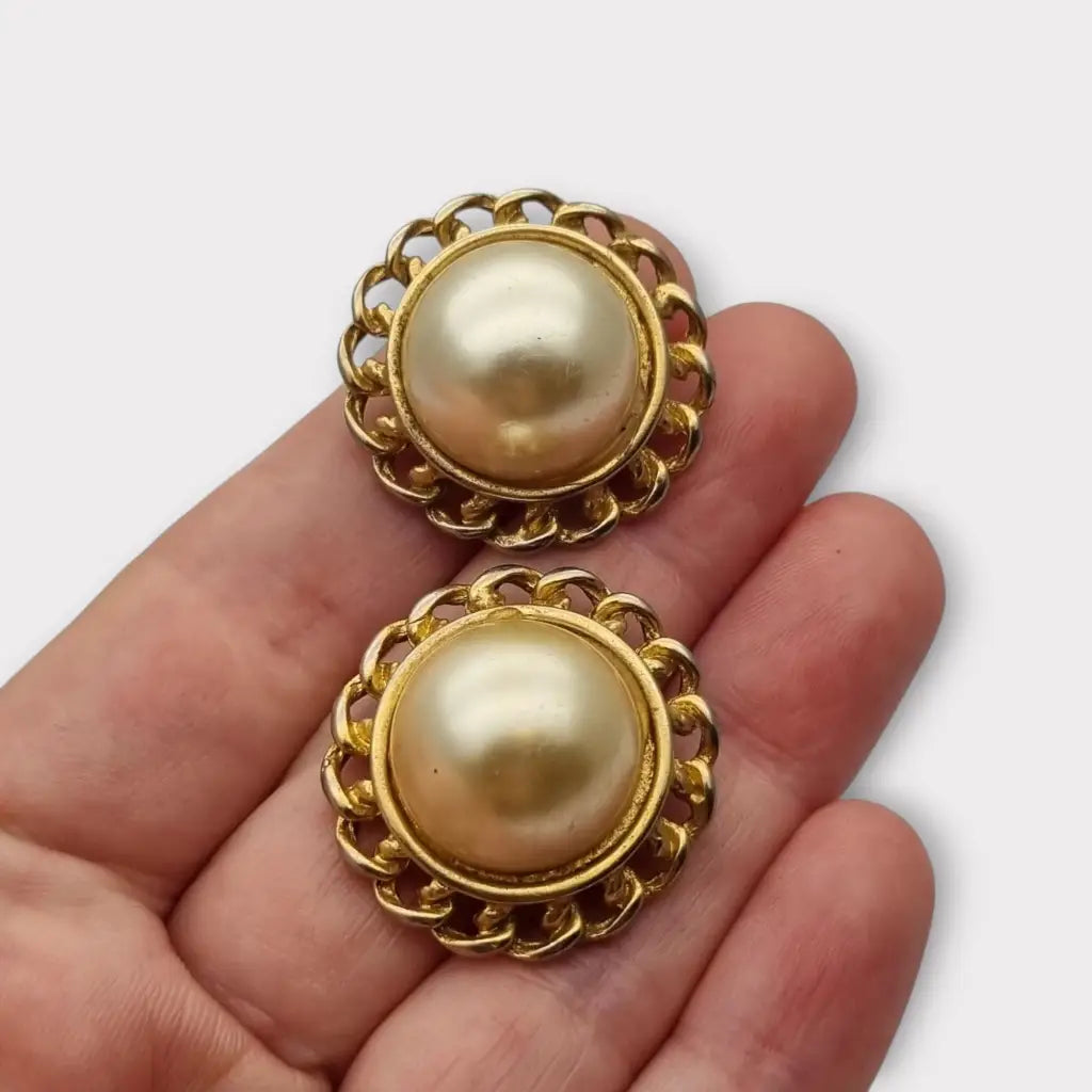 Pendientes de clip dorados con encaje calado para mujer perlas grandes.