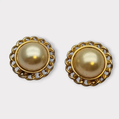 Pendientes de clip dorados con encaje calado para mujer perlas grandes.