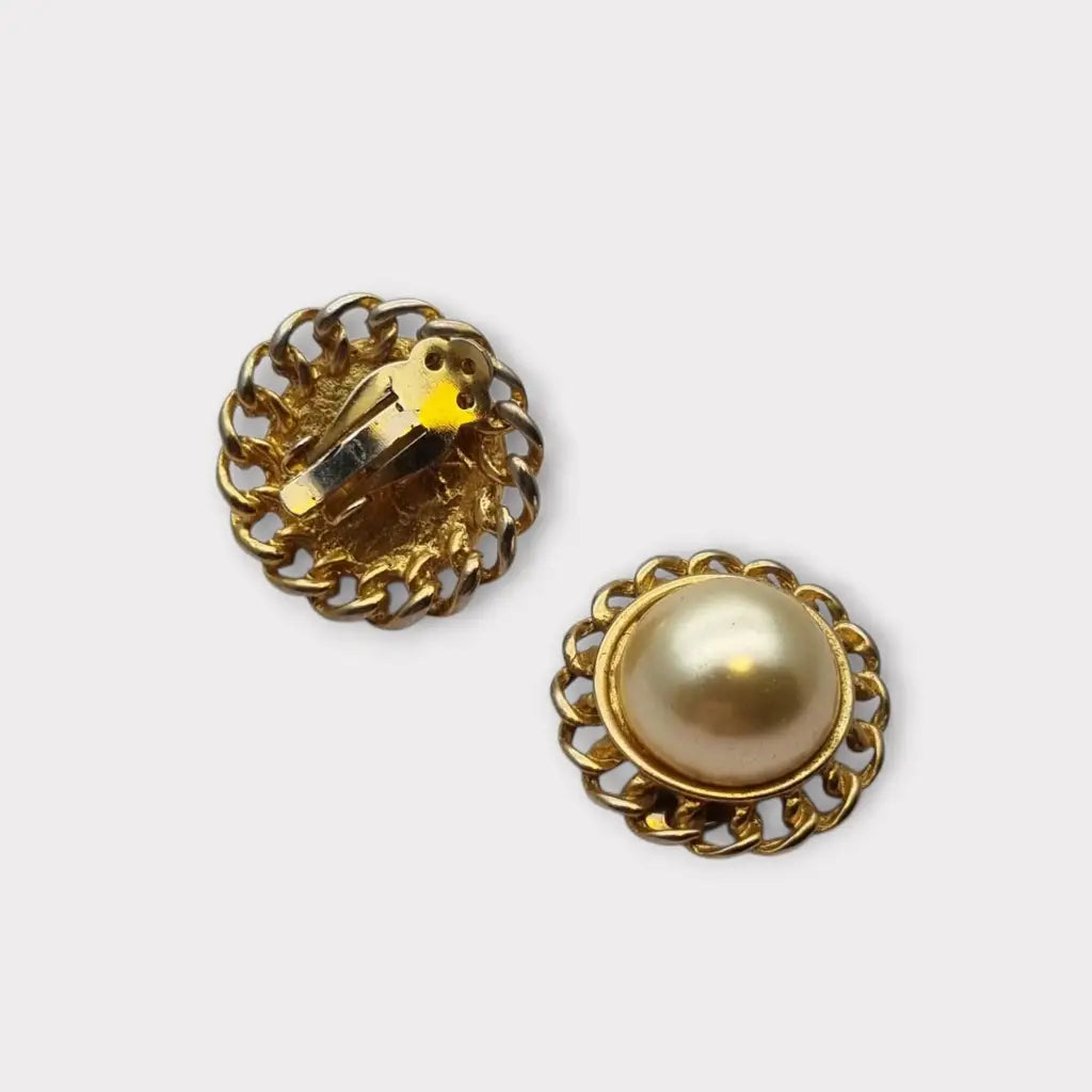 Pendientes de clip dorados con encaje calado para mujer perlas grandes.