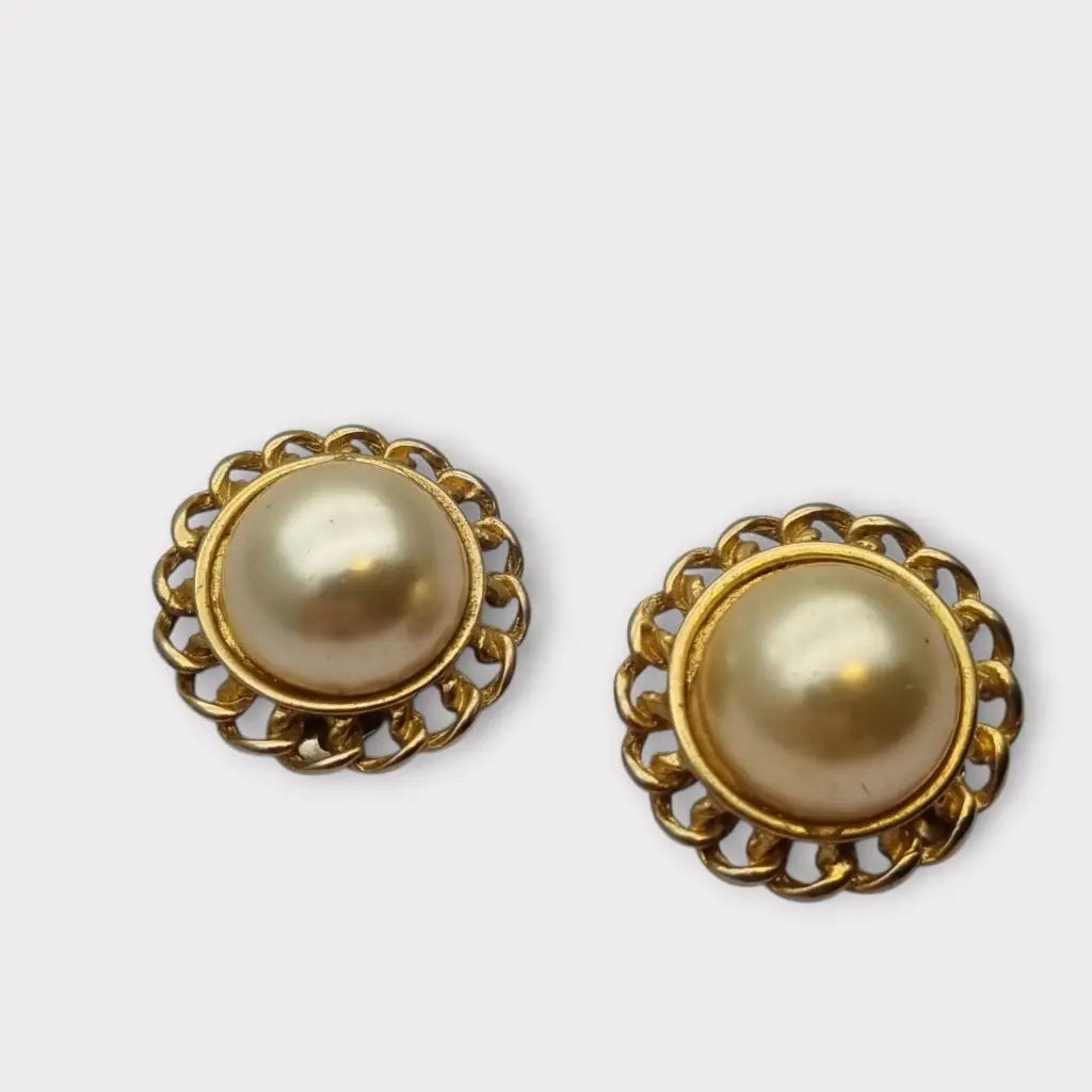 Pendientes de clip dorados con encaje calado para mujer perlas grandes.