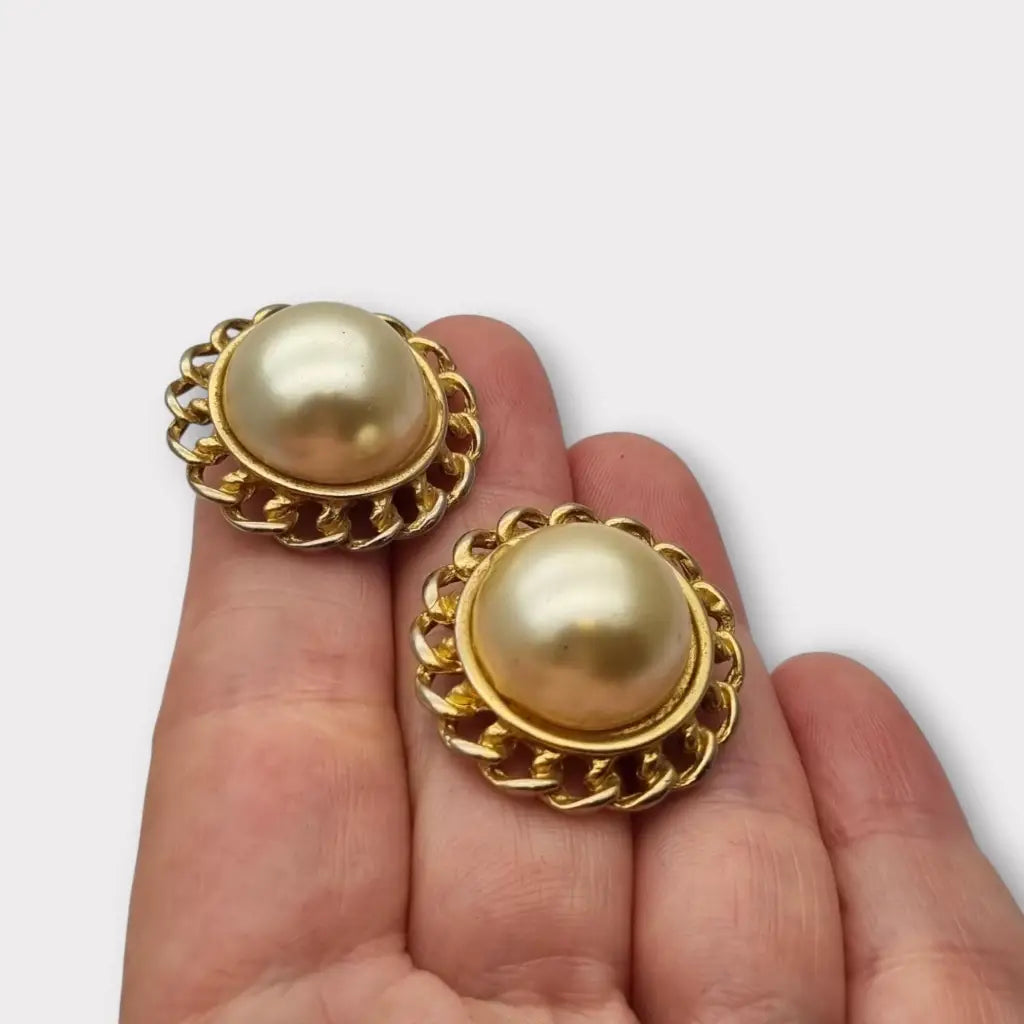 Pendientes de clip dorados con encaje calado para mujer perlas grandes.