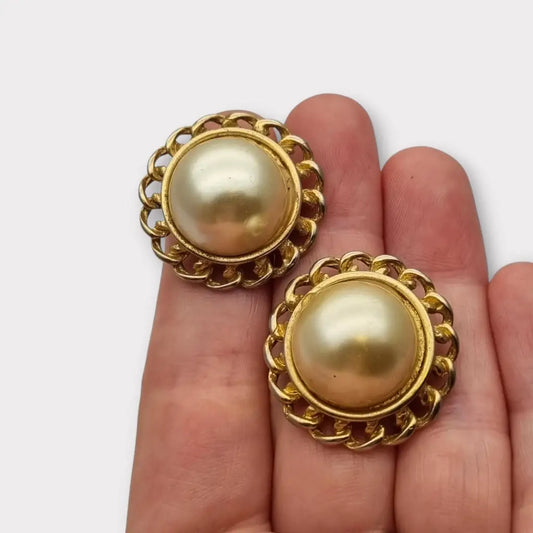 Pendientes de clip dorados con encaje calado para mujer perlas grandes.