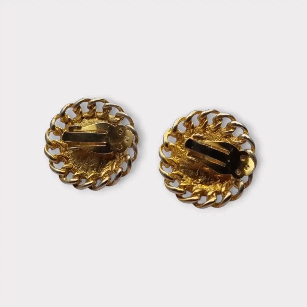 Pendientes de clip dorados con encaje calado para mujer perlas grandes.