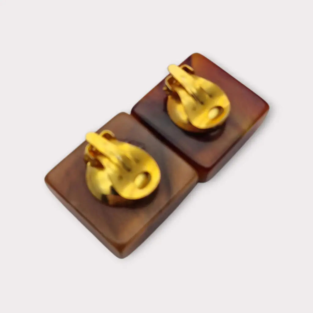 Pendientes cuadrados de plástico jaspeado en tonos ámbar y caramelo diseño