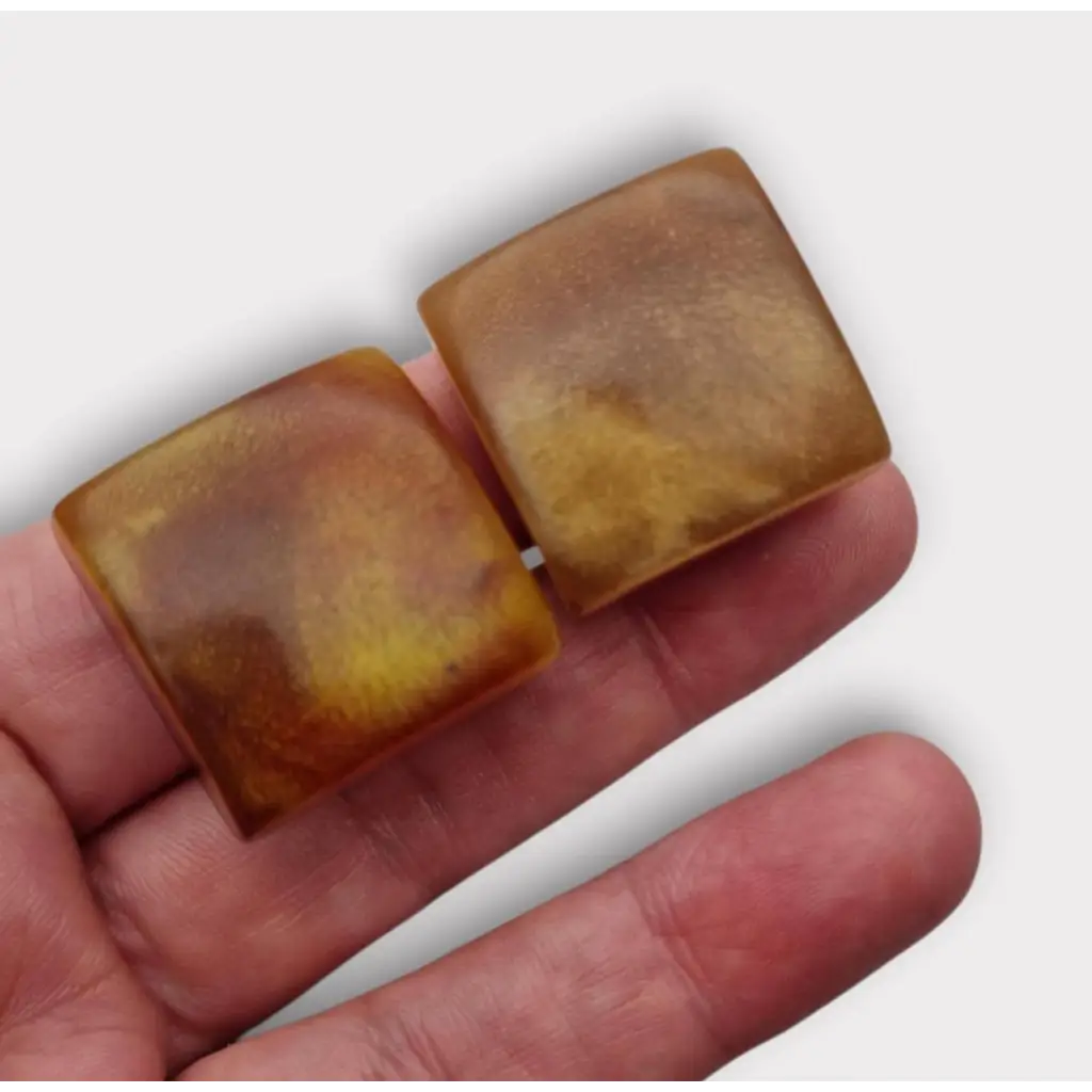 Pendientes cuadrados de plástico jaspeado en tonos ámbar y caramelo diseño