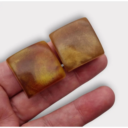 Pendientes cuadrados de plástico jaspeado en tonos ámbar y caramelo diseño