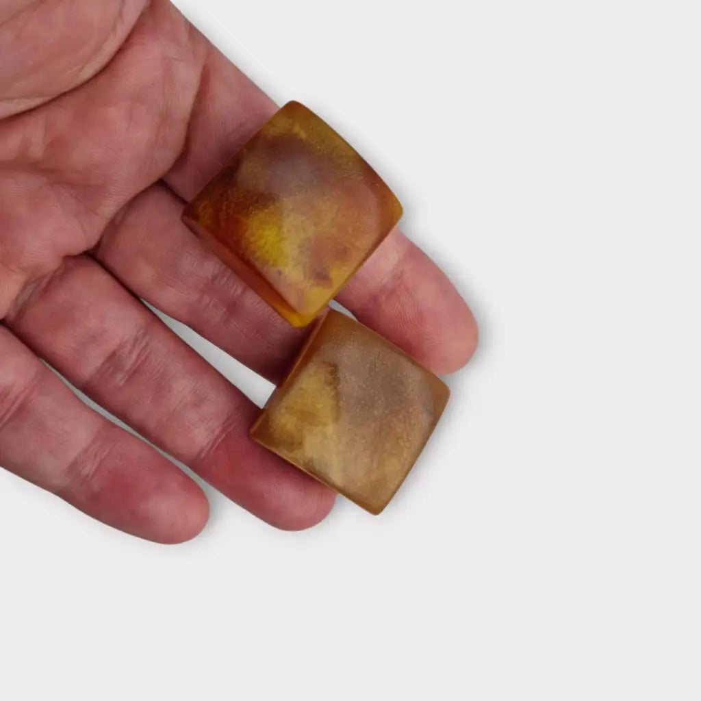Pendientes cuadrados de plástico jaspeado en tonos ámbar y caramelo diseño