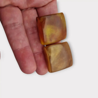 Pendientes cuadrados de plástico jaspeado en tonos ámbar y caramelo diseño