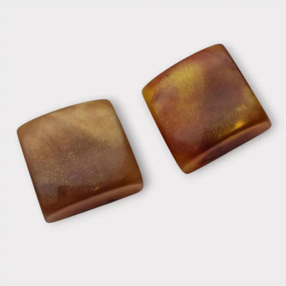 Pendientes cuadrados de plástico jaspeado en tonos ámbar y caramelo diseño