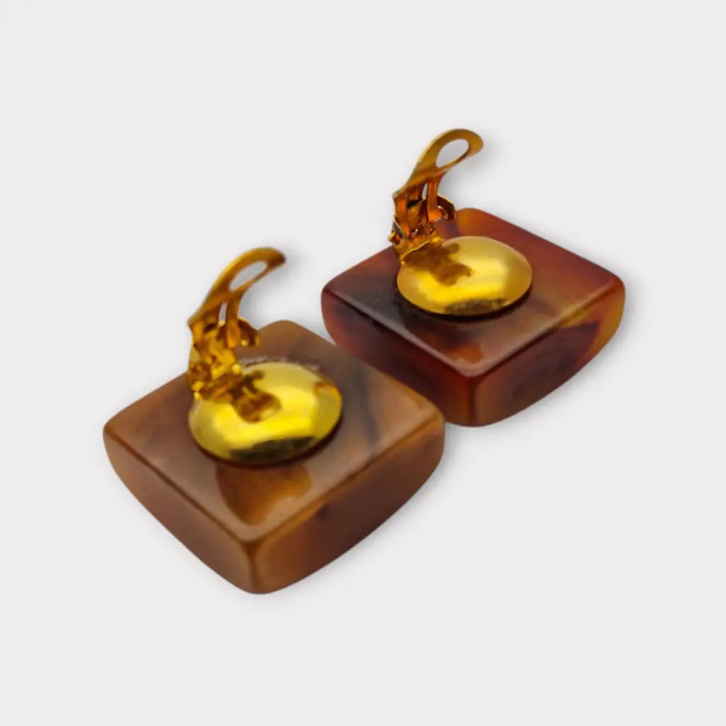 Pendientes cuadrados de plástico jaspeado en tonos ámbar y caramelo diseño