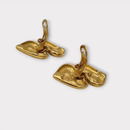 Pendientes dorados en forma de corazón estilo barroco disco los 80 cierre